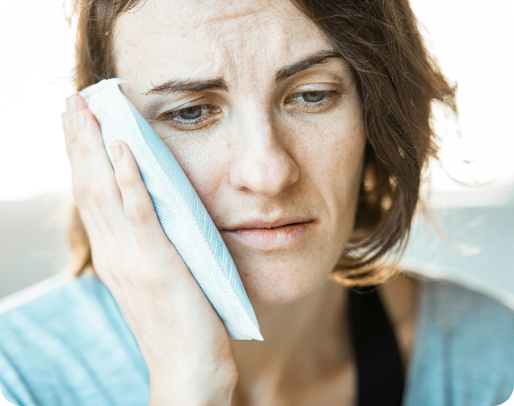 Ilustrace zubního lékaře, který se stará o pacienta